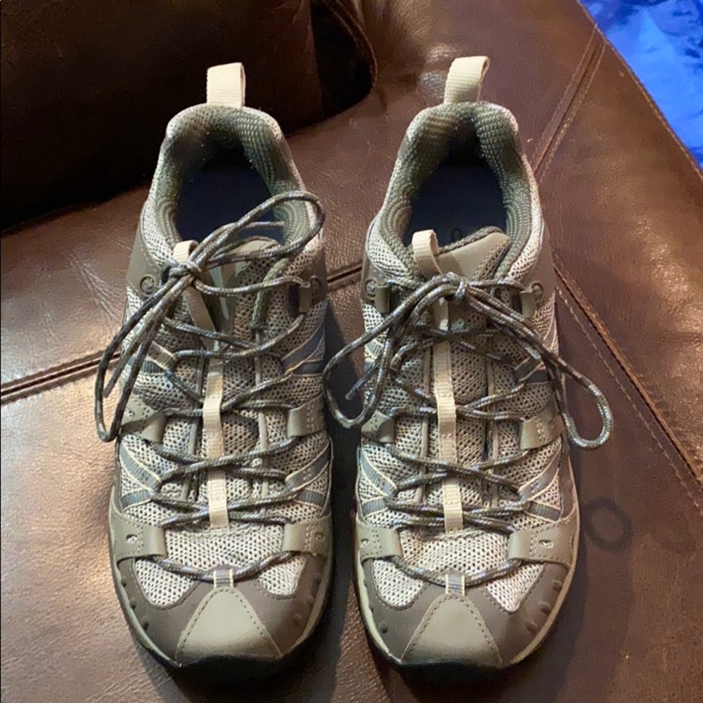 Women’s tennis shoes